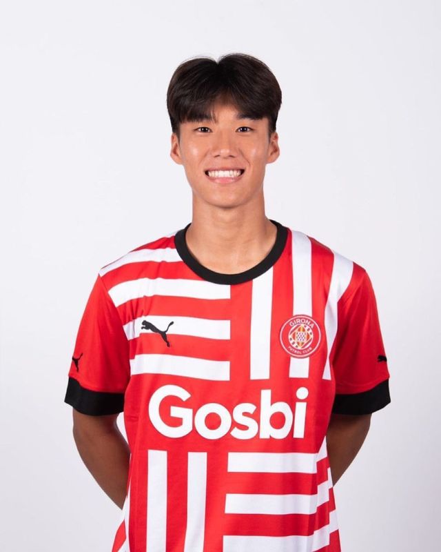 한국인 유망주 김민수의 스페인 라리가 데뷔가 임박했다. 그의 소속팀 지로나는 20일 오전 1시30분 레알 소시에다드와 홈 경기를 치르는데 김민수는 이 경기 대비 훈련에 참가한 것으로 알려졌다. 김민수가 출격하면 한국인 라리가 8호가 된다. 이천수, 이호진, 박주영, 김영규, 이강인, 백승호, 기성용이 앞서 라리가에서 데뷔한 한국 선수들이다. 지로나