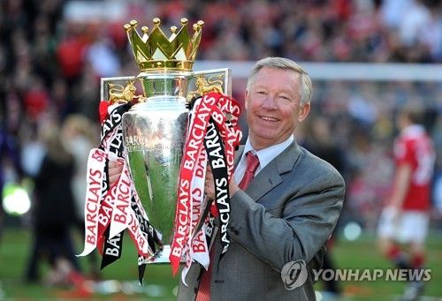 영국 매체 더선은 18일(한국시간) 알렉스 퍼거슨은 맨체스터 유나이티드만이 자신에게 유일한 클럽이었던 이유를 공개하며 아스널과 토트넘 홋스퍼를 무시했다고 보도했다. 매체에 따르면 퍼거슨은 과거 토트넘과 아스널의 제의를 받은 적이 있으나 맨유로 가기 위해 두 팀의 감독 제의를 거절했다고 고백했다. 연합뉴스