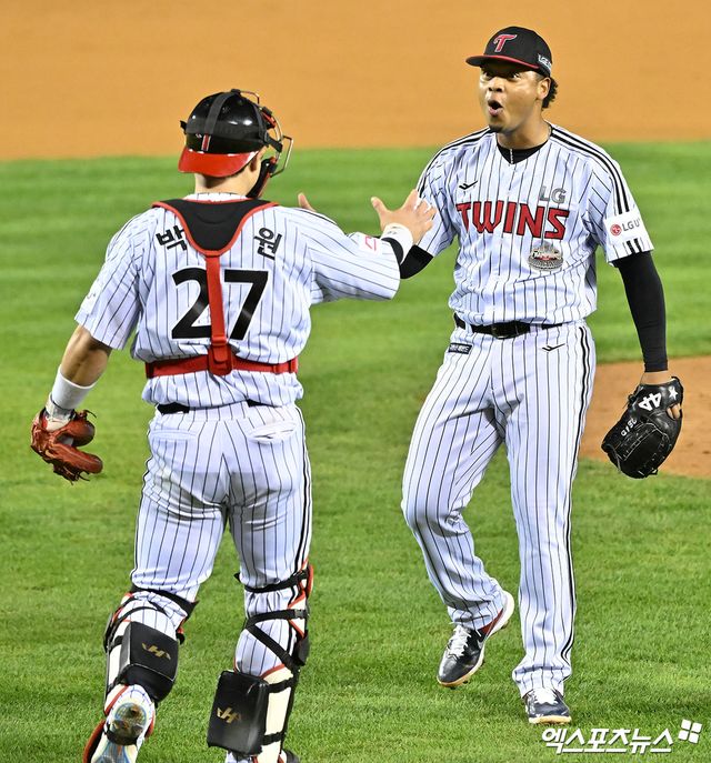 LG 투수 에르난데스는 19일 잠실구장에서 열릴 '2024 신한 SOL Bank KBO 포스트시즌' 삼성과 플레이오프(5전 3승제) 4차전을 앞두고 취재진을 만났다. 그는 이 자리에서 4차전 등판 여부를 명확하게 밝히지 않았다. 에르난데스는 이날 경기에 등판할까. 엑스포츠뉴스 DB