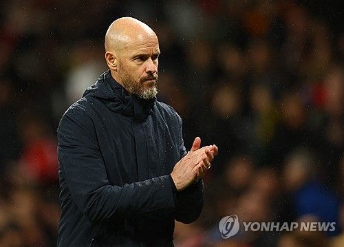 영국 매체 더 타임즈가 1일(한국시간) 턴하흐 감독 경질 요구에도 맨유 구단이 이별할 생각이 없지만, 턴하흐 감독이 떠날 경우 구단 레전드 판니스텔루이 코치가 대신 지휘봉을 잡을 수 있다고 전했다.​​​​ 선수단 내에서도 턴하흐 감독의 경질 가능성을 점치기 시작했다는 보도들이 나온 가운데, 루트 판 니스텔루이 수석코치가 임시 감독을 맡을 수 있다는 주장이 제기됐다. 연합뉴스