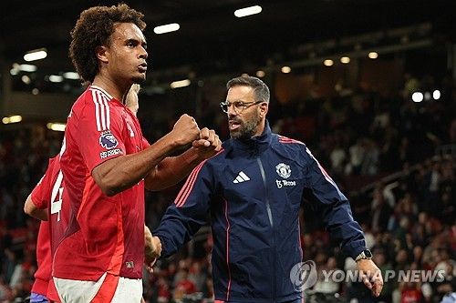 영국 매체 더 타임즈가 1일(한국시간) 턴하흐 감독 경질 요구에도 맨유 구단이 이별할 생각이 없지만, 턴하흐 감독이 떠날 경우 구단 레전드 판니스텔루이 코치가 대신 지휘봉을 잡을 수 있다고 전했다.​​​​ 선수단 내에서도 턴하흐 감독의 경질 가능성을 점치기 시작했다는 보도들이 나온 가운데, 루트 판 니스텔루이 수석코치가 임시 감독을 맡을 수 있다는 주장이 제기됐다. 연합뉴스