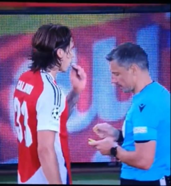 영국 매체 더 선이 2일(한국시간) 아스널의 칼라피오리가 PSG와의 경기 도중 씹는담배를 섭취하는 모습이 포착돼 팬들이 모두 놀랐다고 전했다.&nbsp; 아스널은 이날 영국 런던에 있는 홈구장 에미레이츠 스타디움에서 열린 PSG와의 2024-2025시즌 유럽축구연맹(UEFA) 챔피언스리그 리그 페이즈 2차전에서 2-0으로 승리했다.&nbsp;더선