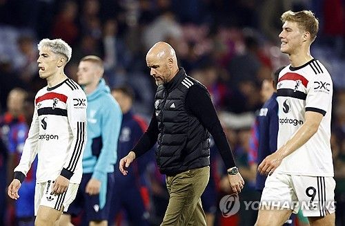 영국 매체 더 타임즈가 1일(한국시간) 턴하흐 감독 경질 요구에도 맨유 구단이 이별할 생각이 없지만, 턴하흐 감독이 떠날 경우 구단 레전드 판니스텔루이 코치가 대신 지휘봉을 잡을 수 있다고 전했다.​​​​ 선수단 내에서도 턴하흐 감독의 경질 가능성을 점치기 시작했다는 보도들이 나온 가운데, 루트 판 니스텔루이 수석코치가 임시 감독을 맡을 수 있다는 주장이 제기됐다. 연합뉴스