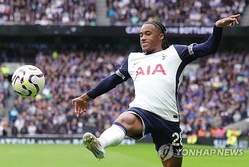 토트넘 내부 소식을 전하는 폴 오키프가 2일(한국시간) 한 팔로워의 질문에 답하며 윌송 오도베르가 햄스트링 부상으로 추가로 6주 이상 결장할 수 있다고 밝혔다.&nbsp; 오도베르는 지난달 19일 영국 코번트리에 있는 코번트리 빌딩 소사이어티 아레나에서 열린 코번트리와 토트넘의 2024-2025시즌 카라바오컵 3라운드 원정 경기에 선발 출전했다가 햄스트링 부상을 당했다.&nbsp;연합뉴스