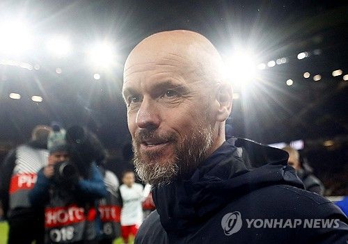 영국 매체 더 타임즈가 1일(한국시간) 턴하흐 감독 경질 요구에도 맨유 구단이 이별할 생각이 없지만, 턴하흐 감독이 떠날 경우 구단 레전드 판니스텔루이 코치가 대신 지휘봉을 잡을 수 있다고 전했다.​​​​ 선수단 내에서도 턴하흐 감독의 경질 가능성을 점치기 시작했다는 보도들이 나온 가운데, 루트 판 니스텔루이 수석코치가 임시 감독을 맡을 수 있다는 주장이 제기됐다. 연합뉴스