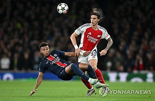 영국 매체 더 선이 2일(한국시간) 아스널의 칼라피오리가 PSG와의 경기 도중 씹는담배를 섭취하는 모습이 포착돼 팬들이 모두 놀랐다고 전했다.&nbsp; 아스널은 이날 영국 런던에 있는 홈구장 에미레이츠 스타디움에서 열린 PSG와의 2024-2025시즌 유럽축구연맹(UEFA) 챔피언스리그 리그 페이즈 2차전에서 2-0으로 승리했다.&nbsp;연합뉴스