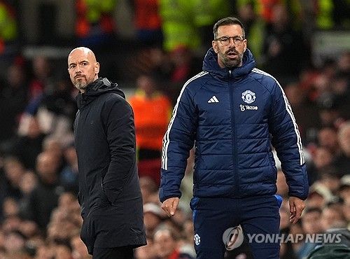 영국 매체 더 타임즈가 1일(한국시간) 턴하흐 감독 경질 요구에도 맨유 구단이 이별할 생각이 없지만, 턴하흐 감독이 떠날 경우 구단 레전드 판니스텔루이 코치가 대신 지휘봉을 잡을 수 있다고 전했다.​​​​ 선수단 내에서도 턴하흐 감독의 경질 가능성을 점치기 시작했다는 보도들이 나온 가운데, 루트 판 니스텔루이 수석코치가 임시 감독을 맡을 수 있다는 주장이 제기됐다. 연합뉴스