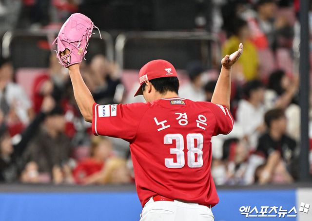 1일 오후 수원KT위즈파크에서 열린 '2024 신한 SOL Bank KBO리그' SSG 랜더스와 KT 위즈의 5위 결정전 경기, 7회말 수비를 마친 SSG 노경은이 기뻐하고 있다. 수원, 김한준 기자