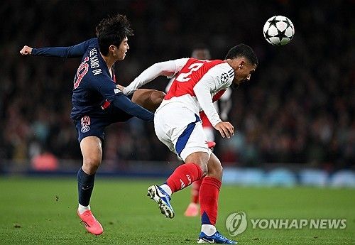 영국 매체 더 선이 2일(한국시간) 아스널의 칼라피오리가 PSG와의 경기 도중 씹는담배를 섭취하는 모습이 포착돼 팬들이 모두 놀랐다고 전했다.&nbsp; 아스널은 이날 영국 런던에 있는 홈구장 에미레이츠 스타디움에서 열린 PSG와의 2024-2025시즌 유럽축구연맹(UEFA) 챔피언스리그 리그 페이즈 2차전에서 2-0으로 승리했다.&nbsp;연합뉴스