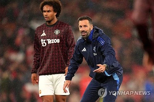 영국 매체 더 타임즈가 1일(한국시간) 턴하흐 감독 경질 요구에도 맨유 구단이 이별할 생각이 없지만, 턴하흐 감독이 떠날 경우 구단 레전드 판니스텔루이 코치가 대신 지휘봉을 잡을 수 있다고 전했다.​​​​ 선수단 내에서도 턴하흐 감독의 경질 가능성을 점치기 시작했다는 보도들이 나온 가운데, 루트 판 니스텔루이 수석코치가 임시 감독을 맡을 수 있다는 주장이 제기됐다. 연합뉴스