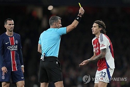 영국 매체 더 선이 2일(한국시간) 아스널의 칼라피오리가 PSG와의 경기 도중 씹는담배를 섭취하는 모습이 포착돼 팬들이 모두 놀랐다고 전했다.&nbsp; 아스널은 이날 영국 런던에 있는 홈구장 에미레이츠 스타디움에서 열린 PSG와의 2024-2025시즌 유럽축구연맹(UEFA) 챔피언스리그 리그 페이즈 2차전에서 2-0으로 승리했다.&nbsp;연합뉴스