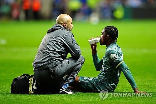 토트넘 내부 소식을 전하는 폴 오키프가 2일(한국시간) 한 팔로워의 질문에 답하며 윌송 오도베르가 햄스트링 부상으로 추가로 6주 이상 결장할 수 있다고 밝혔다.&nbsp; 오도베르는 지난달 19일 영국 코번트리에 있는 코번트리 빌딩 소사이어티 아레나에서 열린 코번트리와 토트넘의 2024-2025시즌 카라바오컵 3라운드 원정 경기에 선발 출전했다가 햄스트링 부상을 당했다.&nbsp;연합뉴스
