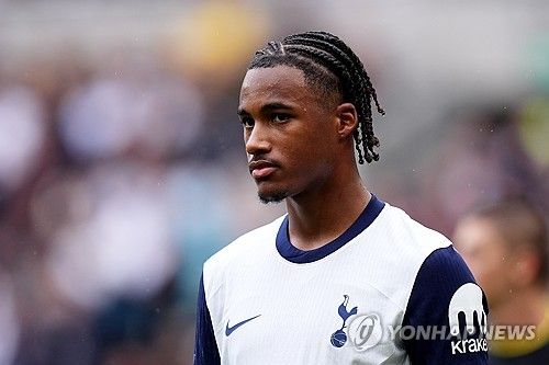토트넘 내부 소식을 전하는 폴 오키프가 2일(한국시간) 한 팔로워의 질문에 답하며 윌송 오도베르가 햄스트링 부상으로 추가로 6주 이상 결장할 수 있다고 밝혔다.&nbsp; 오도베르는 지난달 19일 영국 코번트리에 있는 코번트리 빌딩 소사이어티 아레나에서 열린 코번트리와 토트넘의 2024-2025시즌 카라바오컵 3라운드 원정 경기에 선발 출전했다가 햄스트링 부상을 당했다.&nbsp;연합뉴스