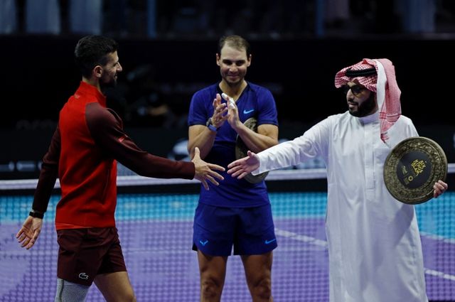 오는 11월 데이비스컵을 끝으로 은퇴할 예정인 라파엘 나달(153위·스페인)이 19일(현지시간) 사우디아라비아 리야드에서 열린 식스 킹스 슬램 대회 마지막 날 3~4위전에서 노박 조코비치(4위·세르비아)에게 0-2(2-6 5-7)로 패했다. 로이터/연합뉴스