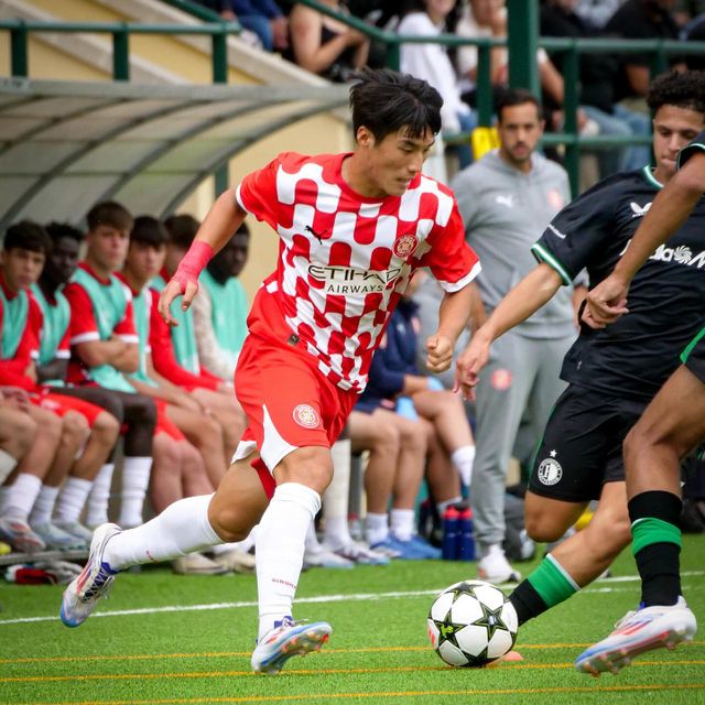 김민수가 20일(한국시간) 스페인 지로나의 무니시팔 데 몬틸리비에서 열린 지로나와 레알 소시에다드와의 2024-2025시즌 라리가 10라운드 홈 경기에 후반 27분 교체 출전해 라리가 데뷔전을 치렀다.&nbsp;그런 가운데, 김민수는 이날 수비수 알레한드로 프란세스와 교체돼 그라운드를 밟아 꿈에 그리던 라리가 무대에 첫 등장했다.&nbsp; 김민수는 이천수, 이호진, 박주영, 김영규, 이강인, 백승호, 기성용에 이어 한국 선수로 여덟 번째 라리가 선수가 됐다.&nbsp;김민수