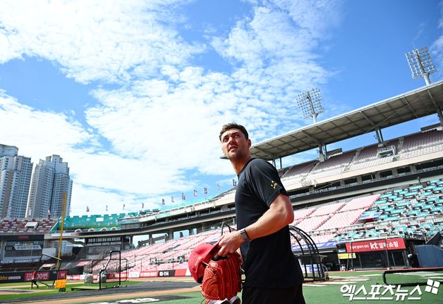 16일 오후 수원KT위즈파크에서 열리는 '2024 신한 SOL Bank KBO리그' KIA 타이거즈와 KT 위즈의 경기, KIA 네일이 그라운드로 나오고 있다. 엑스포츠뉴스 DB