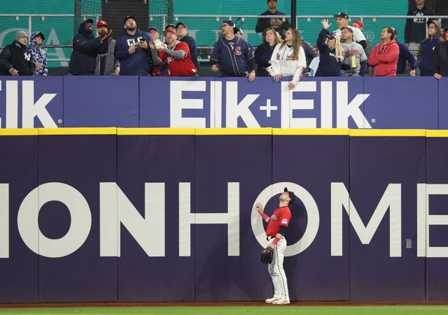 양키스는 20일(한국시간) 미국 오하이오주 클리블랜드 프로그레시브 필드에서 열린 2024 메이저리그 클리블랜드 가디언스와의 아메리칸리그 챔피언십시리즈(ALCS·7전 4승제) 5차전에서 연장 10회 터진 후안 소토의 스리런을 앞세워 5-2로 승리하고 15년 만의 월드시리즈 진출에 성공했다. UPI/연합뉴스