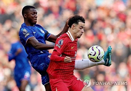 네덜란드 리그를 제패한 슬롯볼의 위력이 엄청나다. 리버풀이 첼시를 꺾고 승점 3점을 획득하면서 맨체스터 시티를 제치고 곧바로 리그 선두 자리를 탈환했다. 리버풀에 영광의 시대를 안긴 위르게 클럽 감독이 떠난 이후 아르네 슬롯 신임 감독 아래에서 팀 리빌딩에 집중할 거라는 전망과 달리 리버풀은 이번 시즌 8경기에서 7승 1무를 거두면서 맨체스터 시티의 우승 경쟁자로 여겨지고 있다. 사진 연합뉴스