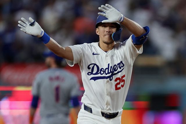 미국 메이저리그 LA 다저스의 토미 에드먼이 &nbsp;21일(한국시간) 미국 캘리포니아주 로스앤젤레스의 다저스타디움에서 열린 뉴욕 메츠와의 2024 메이저리그(MLB) 포스트시즌 내셔널리그 챔피언십 시리즈 6차전에 4번타자 겸 2루수로 선발출전, 5타수 2안타 1홈런 4타점을 기록하고 팀을 월드시리즈로 이끌었다. 시리즈 MVP의 영예를 안고 기분 좋게 우승반지에 도전하게 됐다. 사진 연합뉴스