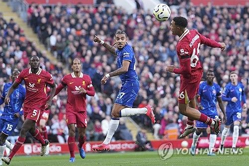 네덜란드 리그를 제패한 슬롯볼의 위력이 엄청나다. 리버풀이 첼시를 꺾고 승점 3점을 획득하면서 맨체스터 시티를 제치고 곧바로 리그 선두 자리를 탈환했다. 리버풀에 영광의 시대를 안긴 위르게 클럽 감독이 떠난 이후 아르네 슬롯 신임 감독 아래에서 팀 리빌딩에 집중할 거라는 전망과 달리 리버풀은 이번 시즌 8경기에서 7승 1무를 거두면서 맨체스터 시티의 우승 경쟁자로 여겨지고 있다. 사진 연합뉴스