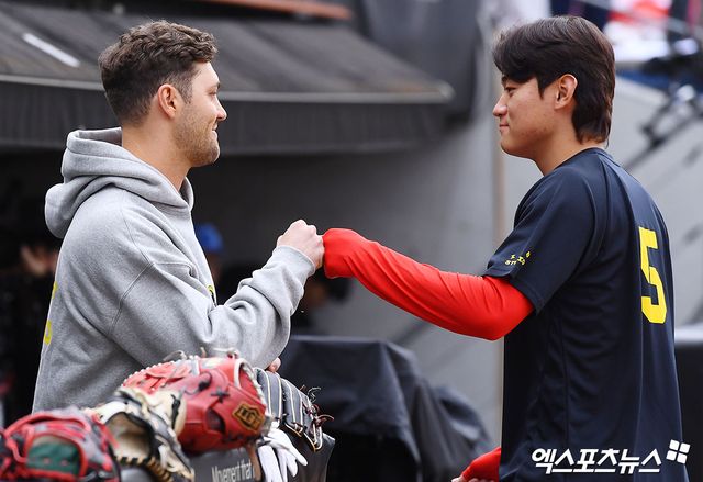 21일 오후 광주기아챔피언스필드에서 열리는 '2024 신한 SOL Bank KBO 한국시리즈' 삼성 라이온즈와 KIA 타이거즈의 1차전 경기, 이날 선발투수로 예고된 KIA 네일이 김도영과 주먹을 맞대고 있다. 광주, 김한준 기자