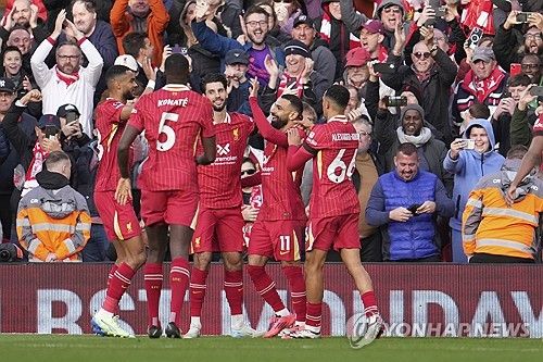 네덜란드 리그를 제패한 슬롯볼의 위력이 엄청나다. 리버풀이 첼시를 꺾고 승점 3점을 획득하면서 맨체스터 시티를 제치고 곧바로 리그 선두 자리를 탈환했다. 리버풀에 영광의 시대를 안긴 위르게 클럽 감독이 떠난 이후 아르네 슬롯 신임 감독 아래에서 팀 리빌딩에 집중할 거라는 전망과 달리 리버풀은 이번 시즌 8경기에서 7승 1무를 거두면서 맨체스터 시티의 우승 경쟁자로 여겨지고 있다. 사진 연합뉴스