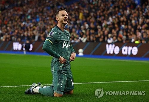 토트넘이 지난 19일 웨스트햄과의 홈 경기를 4-1로 크게 이긴 가운데 잉글랜드 전 대표인 제임스 매디슨이 이번 시즌 들쭉날쭉한 토트넘 경기력의 원인이라는 견해가 나왔다. 디애슬레틱은 토트넘이 전반 짃후 매디슨을 빼고 활동량 좋은 파페 말랑 사르를 넣으면서 3골이 연달아 터져 4-1로 이겼다고 진단했다. 연합뉴스