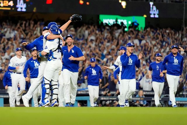 LA 다저스는 21일 미국 캘리포니아주 로스앤젤레스의 다저스타디움에서 열린 뉴욕 메츠와의 2024 메이저리그(MLB) 포스트시즌 내셔널리그 챔피언십 시리즈(NLCS·7전 4승제) 6차전에서 10-5로 이겼다. 시리즈 전적 4승 2패로 메츠를 제압하고 월드시리즈 진출에 성공해 뉴욕 양키스와 격돌한다. 지난해 월드베이스볼클래식에서 한국 대표로 출전했던 토미 에드먼은 이날 4타점을 기록하는 등 시리즈 내내 맹활약하며 MVP를 수상했다. 연합뉴스