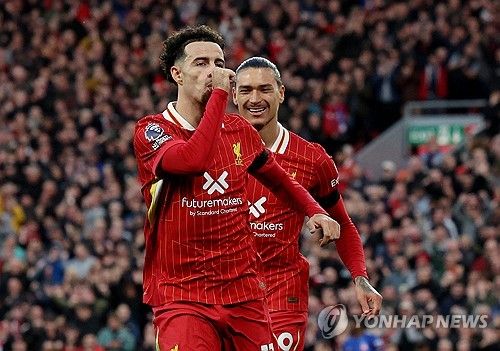 네덜란드 리그를 제패한 슬롯볼의 위력이 엄청나다. 리버풀이 첼시를 꺾고 승점 3점을 획득하면서 맨체스터 시티를 제치고 곧바로 리그 선두 자리를 탈환했다. 리버풀에 영광의 시대를 안긴 위르게 클럽 감독이 떠난 이후 아르네 슬롯 신임 감독 아래에서 팀 리빌딩에 집중할 거라는 전망과 달리 리버풀은 이번 시즌 8경기에서 7승 1무를 거두면서 맨체스터 시티의 우승 경쟁자로 여겨지고 있다. 사진 연합뉴스