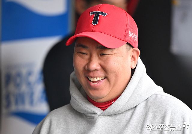 21일 오후 광주기아챔피언스필드에서 열린 '2024 신한 SOL Bank KBO 한국시리즈' 삼성 라이온즈와 KIA 타이거즈의 1차전 경기, KIA 이범호 감독이 미소를 보이고 있다. 광주, 김한준 기자