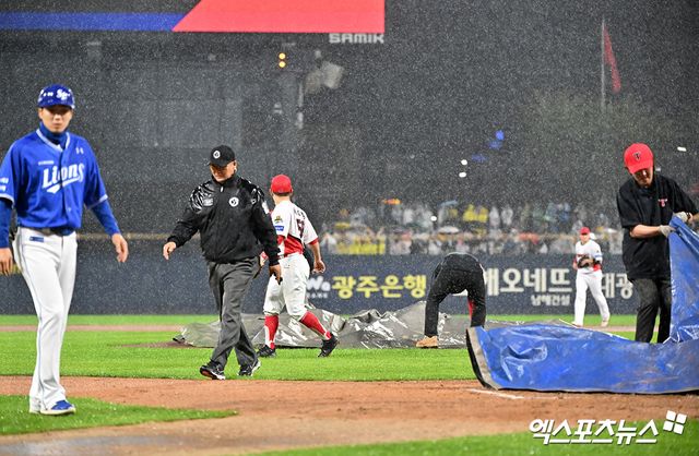 21일 오후 광주기아챔피언스필드에서 열린 '2024 신한 SOL Bank KBO 한국시리즈' 삼성 라이온즈와 KIA 타이거즈의 1차전 경기, 이날 경기는 서스팬디드로 선언됐다. 1차전 서스펜디드 경기는 오는 22일 16시에 진행된다. 광주, 김한준 기자