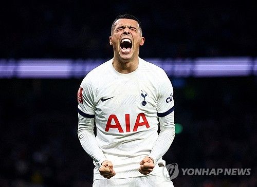 손흥민과 가까운 사이로 유명한 토트넘 홋스퍼의 수비수 페드로 포로가 세계 최고의 클럽인 레알 마드리드와 연결되고 있다. 레알 마드리드는 포로를 최근 시즌 아웃 수준의 부상을 당한 베테랑 라이트백 다니 카르바할의 대체자로 생각하고 있는 눈치다. 현지에서는 높은 이적료를 제안받을 경우 토트넘도 포로를 매각하는 걸 고려할 수 있다는 이야기가 나오는 중이다. 사진 연합뉴스