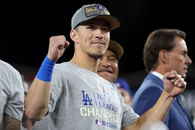미국 메이저리그 LA 다저스의 토미 에드먼이 &nbsp;21일(한국시간) 미국 캘리포니아주 로스앤젤레스의 다저스타디움에서 열린 뉴욕 메츠와의 2024 메이저리그(MLB) 포스트시즌 내셔널리그 챔피언십 시리즈 6차전에 4번타자 겸 2루수로 선발출전, 5타수 2안타 1홈런 4타점을 기록하고 팀을 월드시리즈로 이끌었다. 시리즈 MVP의 영예를 안고 기분 좋게 우승반지에 도전하게 됐다. 사진 연합뉴스