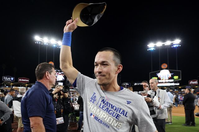 미국 메이저리그 LA 다저스의 토미 에드먼이 &nbsp;21일(한국시간) 미국 캘리포니아주 로스앤젤레스의 다저스타디움에서 열린 뉴욕 메츠와의 2024 메이저리그(MLB) 포스트시즌 내셔널리그 챔피언십 시리즈 6차전에 4번타자 겸 2루수로 선발출전, 5타수 2안타 1홈런 4타점을 기록하고 팀을 월드시리즈로 이끌었다. 시리즈 MVP의 영예를 안고 기분 좋게 우승반지에 도전하게 됐다. 사진 연합뉴스