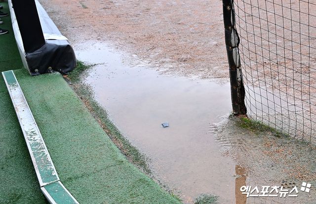 22일 오후 광주기아챔피언스필드에서 열릴 예정인 '2024 신한 SOL Bank KBO 한국시리즈' 삼성 라이온즈와 KIA 타이거즈의 1차전 서스펜디드 경기, 그라운드에 물이 고여있다. 광주, 김한준 기자