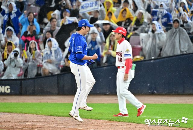 21일 오후 광주기아챔피언스필드에서 열린 '2024 신한 SOL Bank KBO 한국시리즈' 삼성 라이온즈와 KIA 타이거즈의 1차전 경기, 4회말 수비를 마친 삼성 선발투수 원태인이 기뻐하고 있다. 이날 원태인은 5이닝 동안 66구를 던지면서 2피안타 3탈삼진 2사사구 무실점으로 호투를 펼쳤으나 6회초 서스펜디드 경기가 선언되면서 아쉬움을 삼켰다. 삼성은 남은 이닝 동안 불펜으로 KIA의 추격을 저지할 계획이다. 광주, 김한준 기자