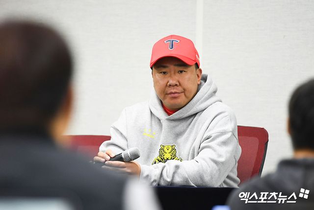 22일 오후 광주기아챔피언스필드에서 열릴 예정인 '2024 신한 SOL Bank KBO 한국시리즈' 삼성 라이온즈와 KIA 타이거즈의 1차전 서스펜디드 경기, KIA 이범호 감독이 취재진의 질문을 듣고 있다. 광주, 김한준 기자