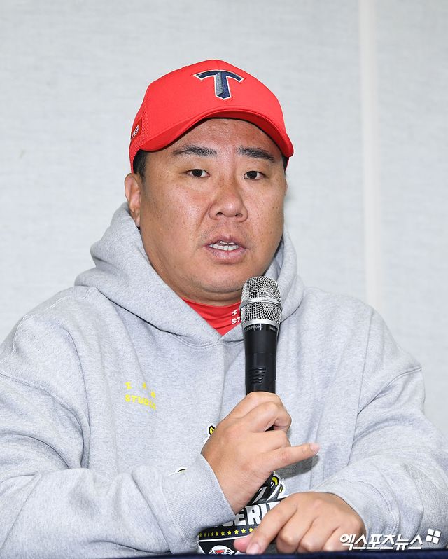 22일 오후 광주기아챔피언스필드에서 열릴 예정인 '2024 신한 SOL Bank KBO 한국시리즈' 삼성 라이온즈와 KIA 타이거즈의 1차전 서스펜디드 경기, KIA 이범호 감독이 브리핑을 갖고 있다. 광주, 김한준 기자