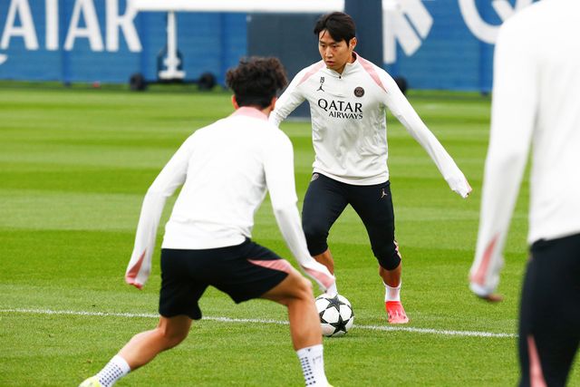 루이스 엔리케 감독이 이끄는 PSG가 오는 23일 오전 4시(한국시간) 프랑스 파리에 있는 파르크 데 프랭스에서 PSV 에인트호번과의 2024-2025시즌 유럽축구연맹(UEFA) 챔피언스리그 리그 페이즈 3차전을 치른다.&nbsp;프랑스 매체 RMC 스포르트는 PSV전 예상 라인업에 이강인의 선발 출전 가능성을 염두에 뒀다. PSG