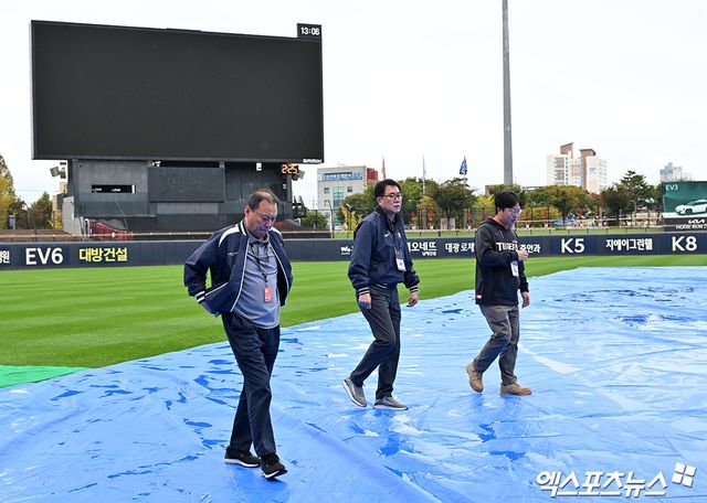 22일 오후 광주기아챔피언스필드에서 열릴 예정인 '2024 신한 SOL Bank KBO 한국시리즈' 삼성 라이온즈와 KIA 타이거즈의 1차전 서스펜디드 경기, 임채섭 경기감독관과 김시진 경기운영위원장이 그라운드 상태를 확인하고 있다. 광주, 김한준 기자