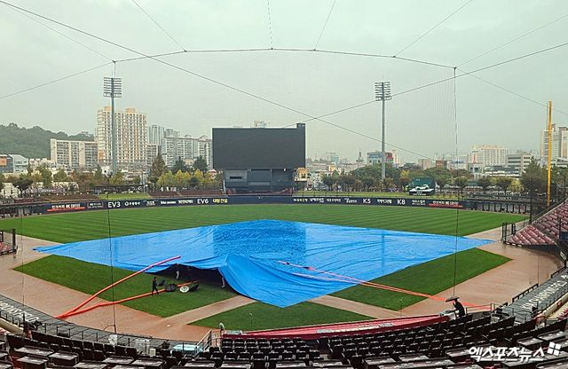 22일 오전 광주-기아 챔피언스필드에 대형 방수포가 깔려 있다. 오후 4시부터 열리는 서스펜디드 경기 개최 여부에 관심이 쏠릴 전망이다. 광주, 김근한 기자