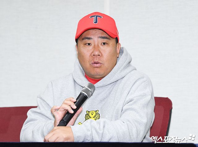 22일 오후 광주기아챔피언스필드에서 열릴 예정인 '2024 신한 SOL Bank KBO 한국시리즈' 삼성 라이온즈와 KIA 타이거즈의 1차전 서스펜디드 경기, KIA 이범호 감독이 브리핑을 갖고 있다. 광주, 김한준 기자