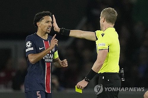 PSG가 23일(한국시간) 프랑스 파리에 있는 파르크 데 프랭스에서 열린 PSV 아인트호벤(네덜란드)과의 2024-2025시즌 유럽축구연맹(UEFA) 챔피언스리그 리그 페이즈 3차전에서 1-1로 비겼다.&nbsp;PSG는 지난 시즌 챔피언스리그 4강에 오르는 등 경쟁력을 선보였으나 이번 시즌엔 고전을 면치 못하면서 1승1무1패로 중위권에 처진 상태다. 연합뉴스