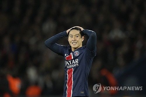 PSG가 23일(한국시간) 프랑스 파리에 있는 파르크 데 프랭스에서 열린 PSV 아인트호벤(네덜란드)과의 2024-2025시즌 유럽축구연맹(UEFA) 챔피언스리그 리그 페이즈 3차전에서 1-1로 비겼다.&nbsp;PSG는 지난 시즌 챔피언스리그 4강에 오르는 등 경쟁력을 선보였으나 이번 시즌엔 고전을 면치 못하면서 1승1무1패로 중위권에 처진 상태다. 연합뉴스