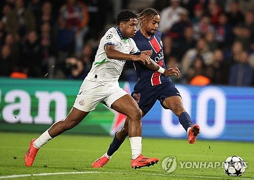 PSG가 23일(한국시간) 프랑스 파리에 있는 파르크 데 프랭스에서 열린 PSV 아인트호벤(네덜란드)과의 2024-2025시즌 유럽축구연맹(UEFA) 챔피언스리그 리그 페이즈 3차전에서 1-1로 비겼다.&nbsp;PSG는 지난 시즌 챔피언스리그 4강에 오르는 등 경쟁력을 선보였으나 이번 시즌엔 고전을 면치 못하면서 1승1무1패로 중위권에 처진 상태다. 연합뉴스
