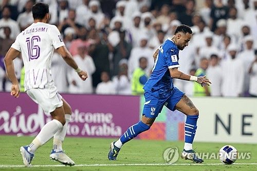 네이마르가 22일(한국시간) 아랍에미리트 알아인에 있는 하자 빈 자예드 스타디움에서 열린 알아인(UAE)과 알 힐랄의 2024-2025시즌 아시아축구연맹(AFC) 챔피언스리그 엘리트(ACEL) 리그 스테이지 3차전에 교체 출전하면서 약 1년 만의 복귀전을 치렀다.&nbsp;연합뉴스