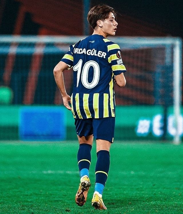 유벤투스 영어 계정이 지난 21일(한국시간) 사회관계망서비스(SNS) X에 갑자기 레알 마드리드 유망주 아르다 귈러의 영입을 발표했다. 이적시장 기간도 아니었기 때문에 모두 깜짝 놀랄 소식이었다.&nbsp;하지만 이는 곧바로 해킹으로 인한 거짓 정보인 것이 밝혀졌다. 페네르바체