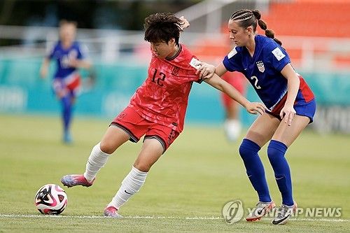 김은정 감독이 이끄는 한국 U-17 여자 축구 대표팀이 23일(한국시간) 도미니카 공화국 산티아고 데 로스 카바예로스에 있는 에스타디오 시바오 FC에서 열린 미국과의 대회 조별리그 B조 3차전에서 0-5로 대패했다.&nbsp; B조에서 1무 2패(승점 1∙골득실 -10∙득점 1)에 그친 한국은 같은 시각 스페인에게 1-2로 패한 콜롬비아(승점 1∙골득실 -3)와 승점이 같지만, 골 득실에 밀려 최하위로 탈락했다.&nbsp;연합뉴스