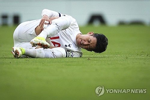 손흥민의 AZ 알크마르전 결장이 확정됐다. 안지 포스테코글루 감독이 경기 전 기자회견에서 손흥민이 웨스트햄 유나이티드와의 경기가 끝난 뒤 약간의 통증을 느꼈기 때문에 알크마르전에 출전시키지 않을 거라고 말하면서 손흥민의 결장이 확실시됐다. 포스테코글루 감독은 손흥민의 부상 정도가 심하지 않다고 밝혔지만, 손흥민이 지난달 햄스트링 부상을 당했다는 점을 생각하면 걱정이 앞서는 게 사실이다. 사진 연합뉴스