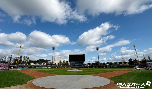 23일 오후 광주기아챔피언스필드에서 열리는 '2024 신한 SOL Bank KBO 한국시리즈' 삼성 라이온즈와 KIA 타이거즈의 1차전 서스펜디드 경기, 그라운드 관계자가 정비 작업을 하고 있다. 21일 우천 중단에 이어 22일 우천 순연된 1차전은 이날 재개됐으며 2차전도 열렸다. 광주, 김한준 기자